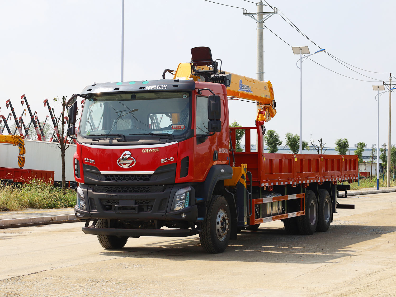 東風(fēng)柳汽乘龍H5后雙橋上裝徐工12噸直臂式吊機(jī)