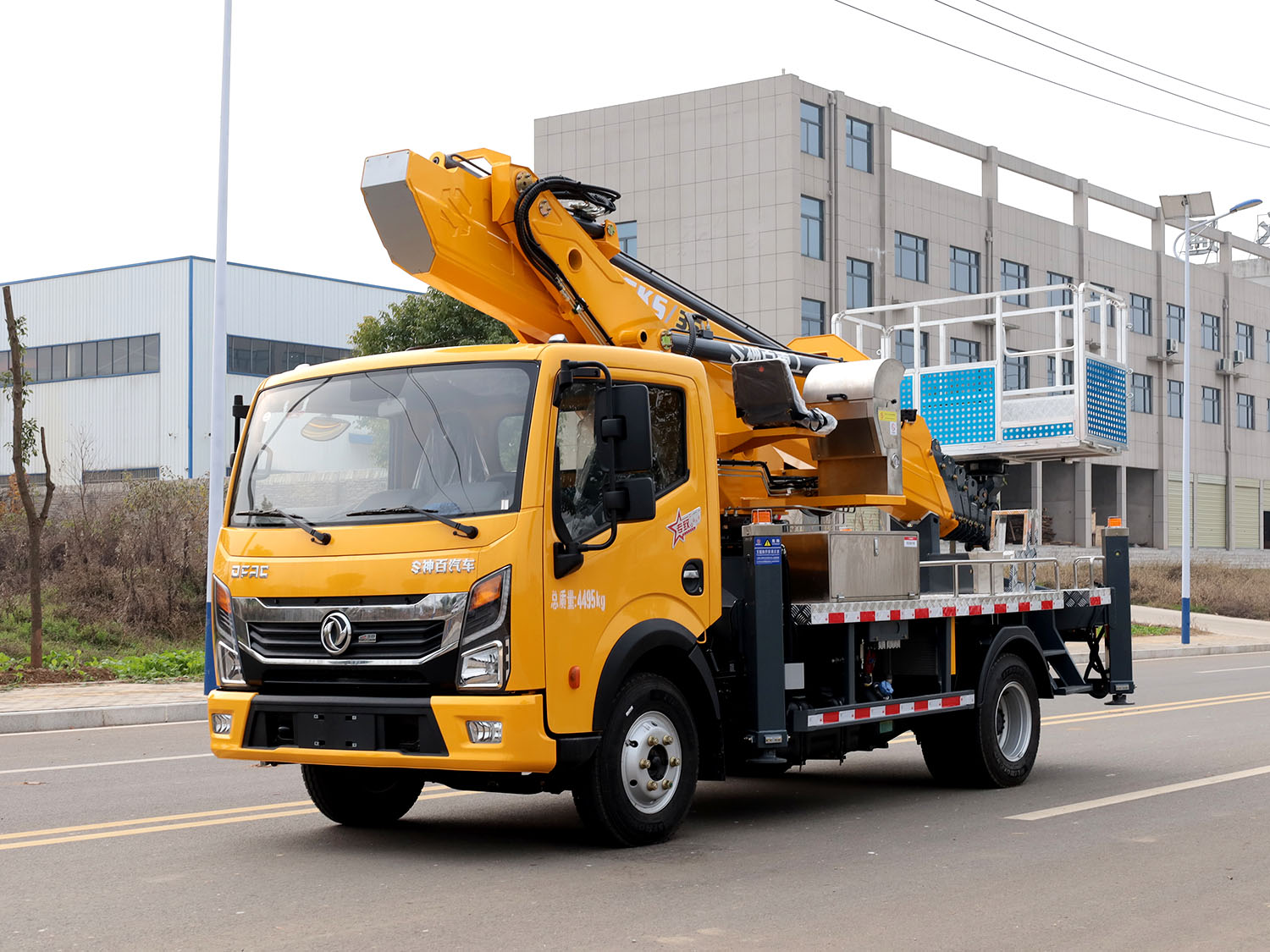 東風(fēng)多利卡33.8米藍(lán)牌高空作業(yè)車